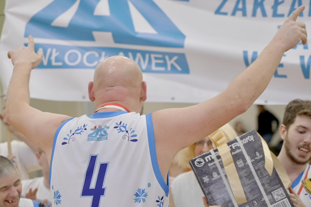 Integracyjny turniej Piłki Koszykowej osób niepełnosprawnych na hali widowiskowej w Strzelnie