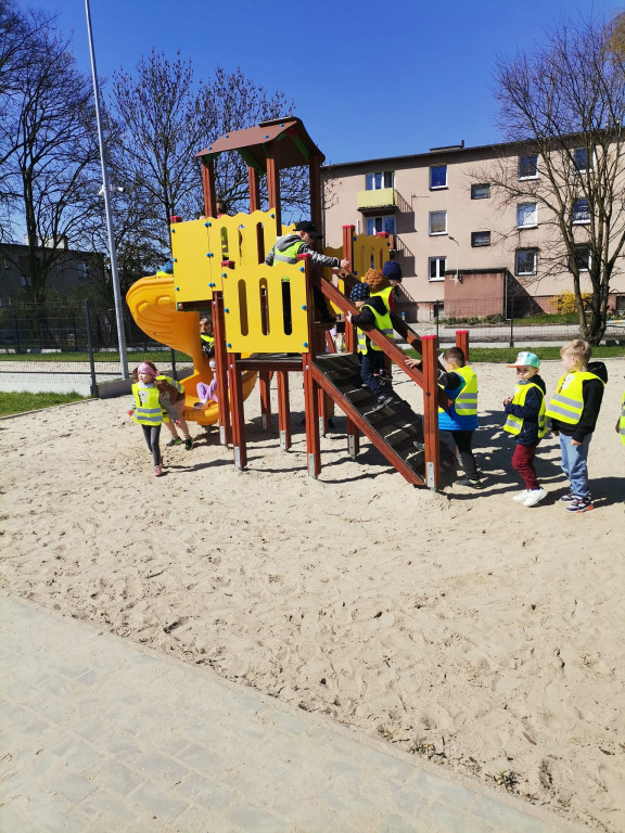 Dzień Ziemi w gminie Strzelno  - przedszkolaki porządkowały miasto