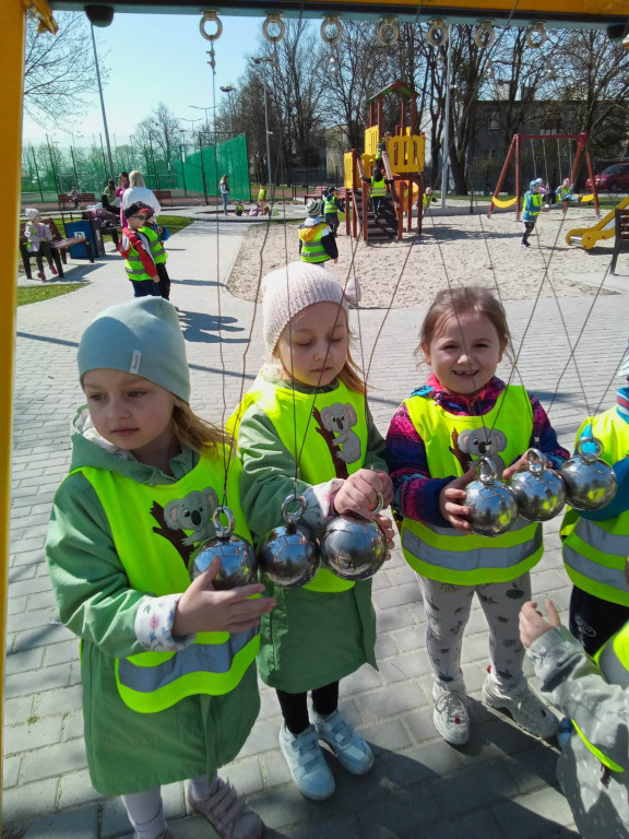 Dzień Ziemi w gminie Strzelno  - przedszkolaki porządkowały miasto