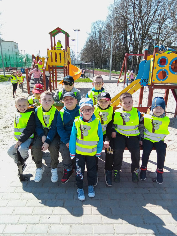 Dzień Ziemi w gminie Strzelno  - przedszkolaki porządkowały miasto