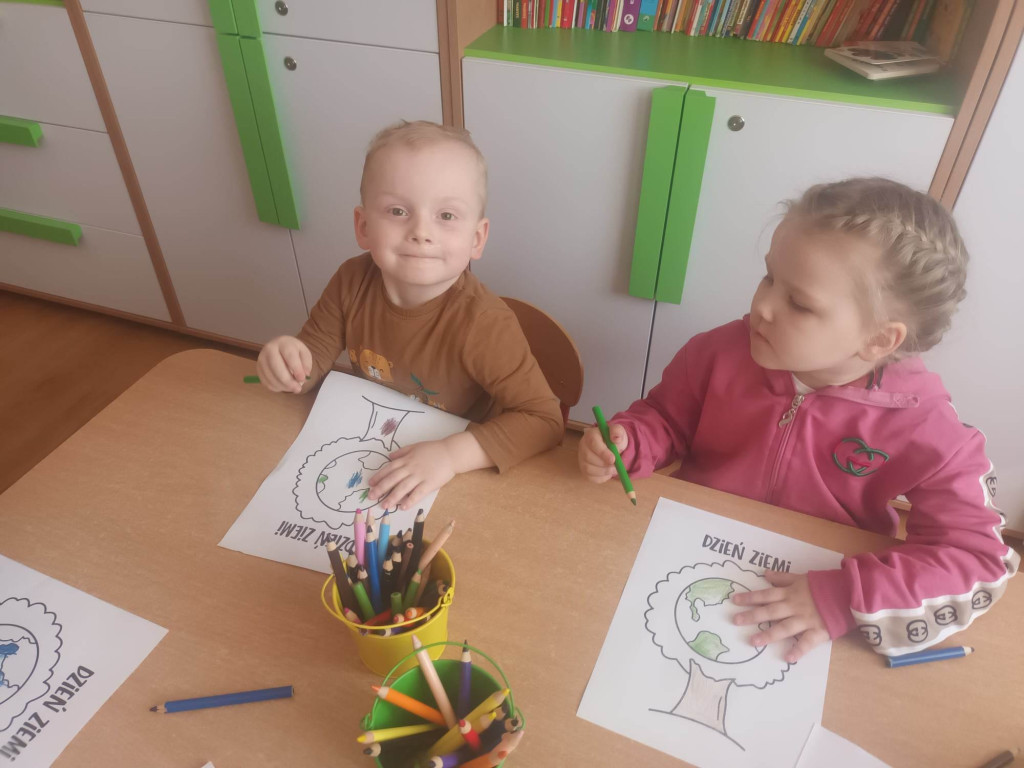 Dzień Ziemi w gminie Strzelno  - przedszkolaki porządkowały miasto