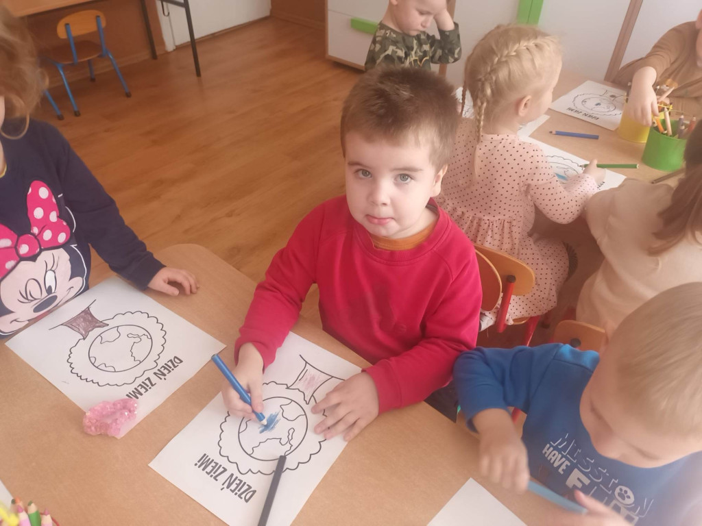 Dzień Ziemi w gminie Strzelno  - przedszkolaki porządkowały miasto