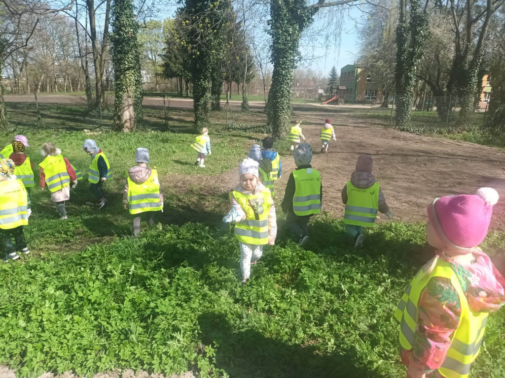 Dzień Ziemi w gminie Strzelno  - przedszkolaki porządkowały miasto