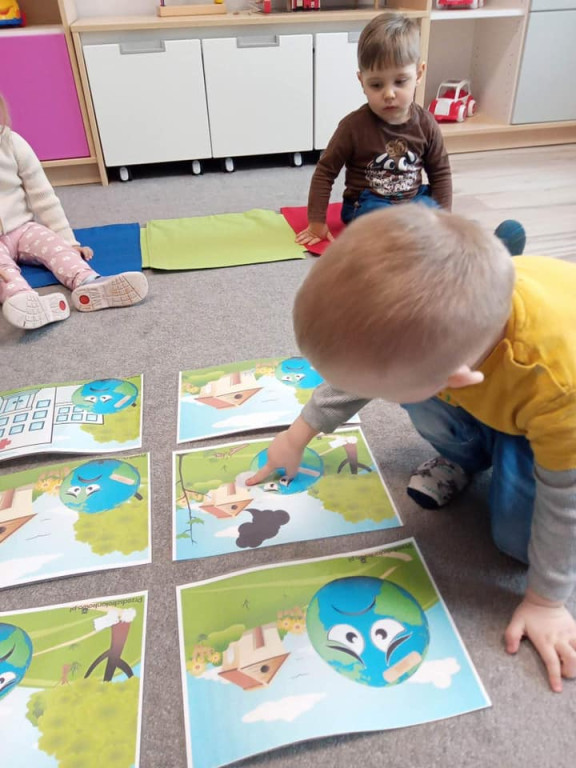 Dzień Ziemi w Żłobku u Krecika, w Strzelnie - nauka przez zabawę