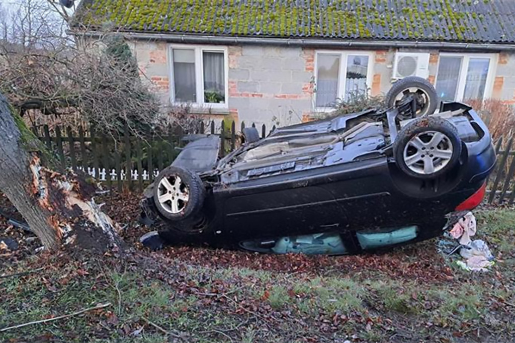 Strzelno - W Zofijówce dachowało auto, są ranni