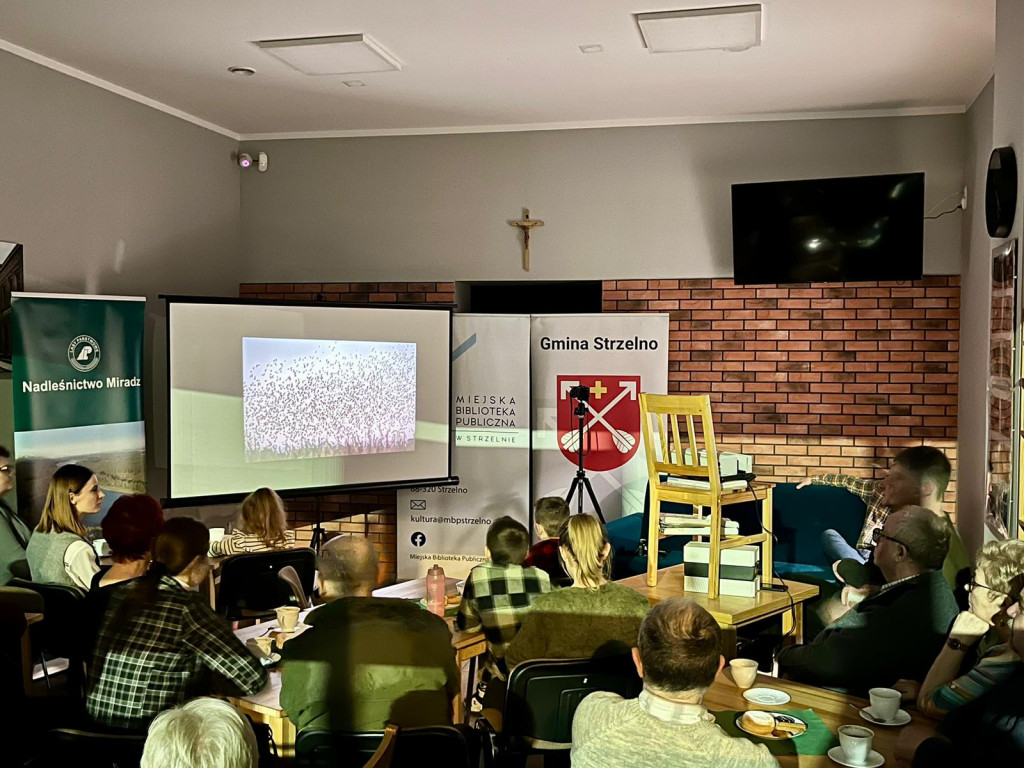 Empatyczne spotkanie przy kawie -projekcja fotografii analogowej P. Kaczorowskiego