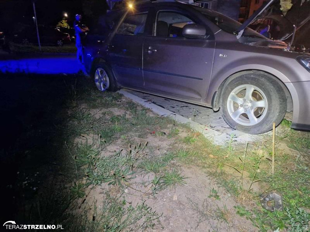 Samochód osobowy uderzył w zaparkowane pojazdy na Osiedlu Piastowskim w Strzelnie