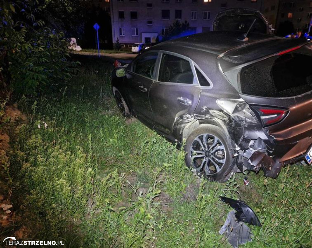 Samochód osobowy uderzył w zaparkowane pojazdy na Osiedlu Piastowskim w Strzelnie