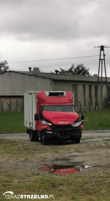 Zderzenie samochodu dostawczego z przyczepą ciężarówki w Strzelnie.