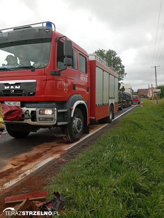 Zderzenie samochodu dostawczego z przyczepą ciężarówki w Strzelnie.