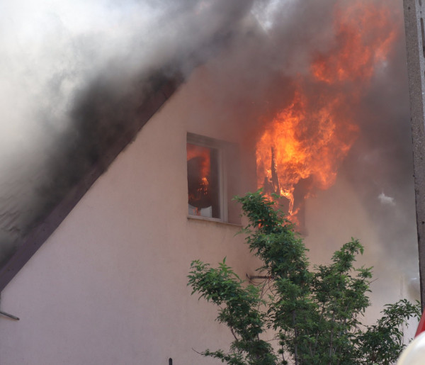 Utrudnienia na DK15 spowodowane pożarem domu jednorodzinnego-3158