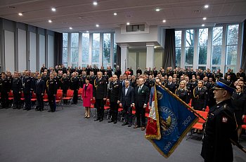 Funkcjonariusze PSP i druhowie OSP otrzymali medale, odznaki i awanse na wyższe stopnie służbowe.-559
