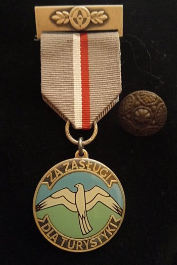 PTTK otrzymało gratulacje z okazji jubileuszu oraz medal dla Urszuli Słowińskiej-564