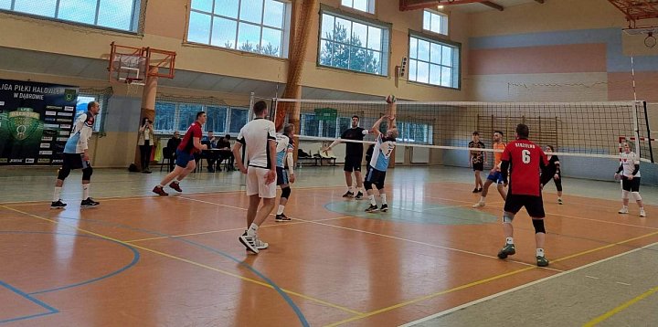 KS Strzelno brał udział w turnieju siatkówki, organizowanym przez gminę Dąbrowa-4040