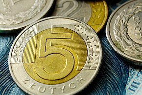 Setki tysięcy Polaków otrzymały nowe świadczenie. Co z resztą?-12106
