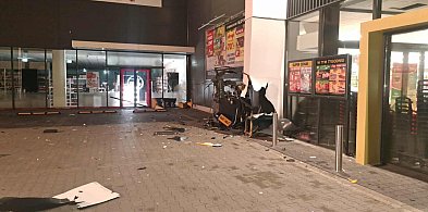 Wybuch bankomatu w Strzelnie: służby zabezpieczyły miejsce zdarzenia-12114
