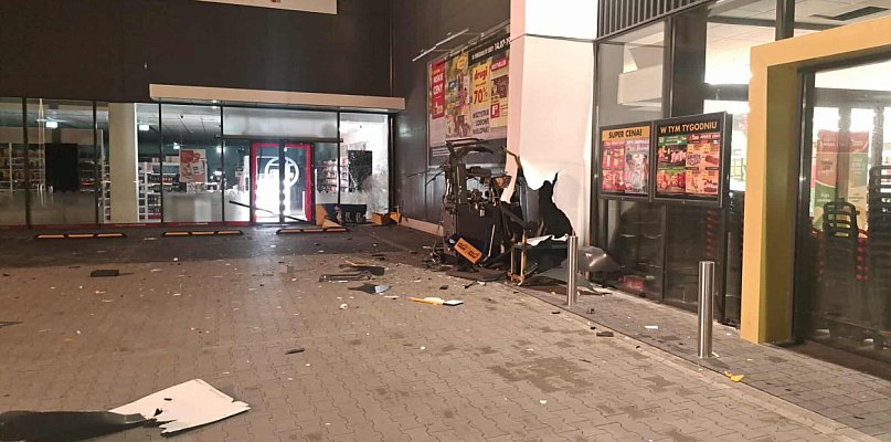 Wybuch bankomatu w Strzelnie: służby zabezpieczyły miejsce zdarzenia - 12114
