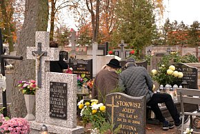 Savoir-vivre na 1 listopada. Jak się zachować podczas wizyty na cmentarzu?-12816
