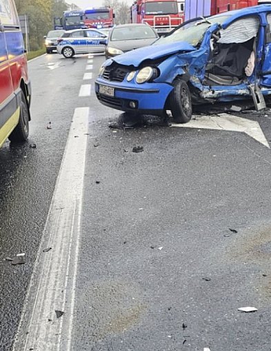 Zderzenie dwóch samochodów osobowych w Busewie. Trzy osoby ranne [FOTO]-12818