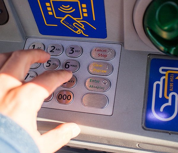 Z kont znikały pieniądze. Policja i bank badają ogólnopolski incydent-12786