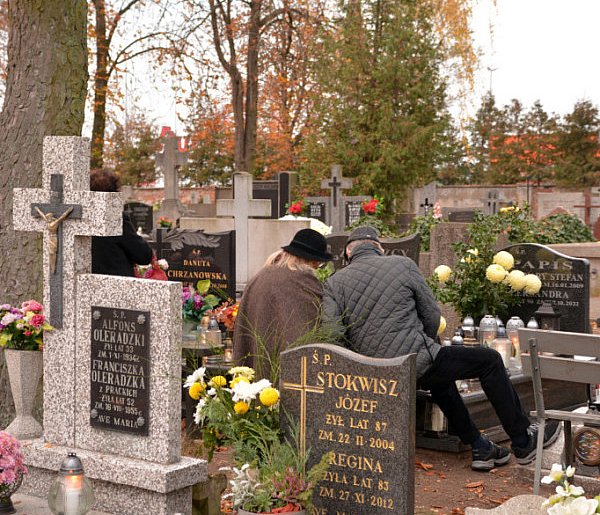 Savoir-vivre na 1 listopada. Jak się zachować podczas wizyty na cmentarzu?-12816