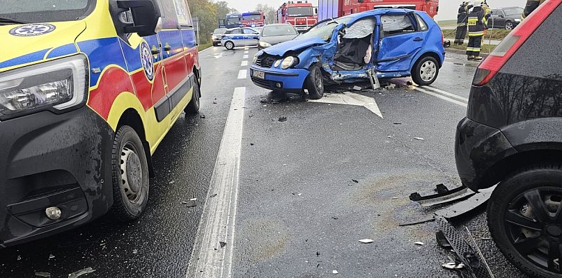 Zderzenie dwóch samochodów osobowych w Busewie. Trzy osoby ranne [FOTO] - 12818